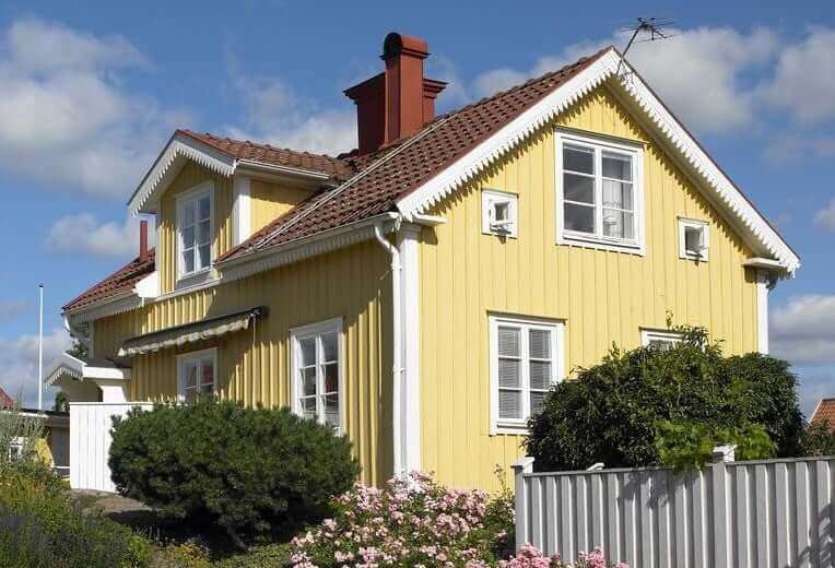Að mála timburhús með gamaldags þekjandi olíu